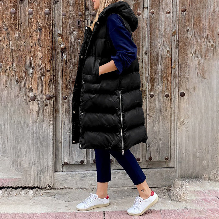 Chaleco de mujer, largo, con capucha. Estilo sin mangas, ideal para crear atuendos modernos en invierno.