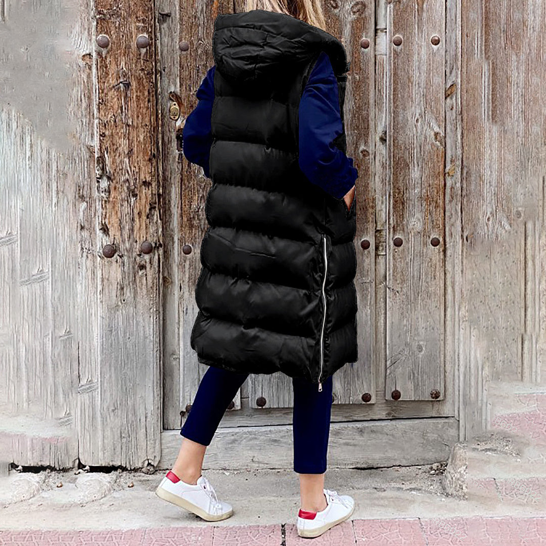 Versátil chaleco largo con capucha para mujer. Perfecto para moda casual y elegante en otoño e invierno.