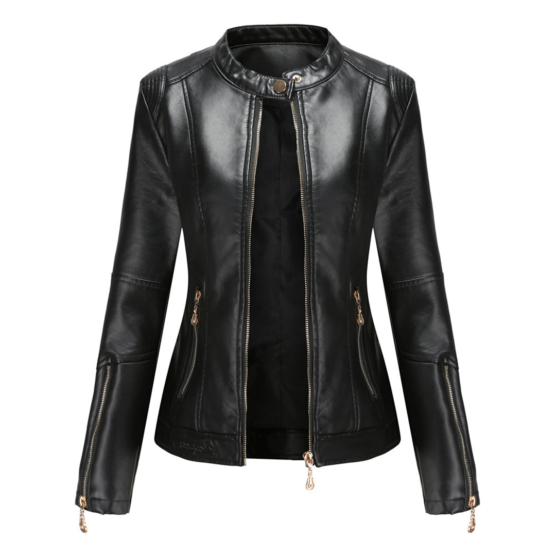 Chaqueta chic de mujer, cuello redondo y botones, imprescindible en moda femenina elegante y casual.