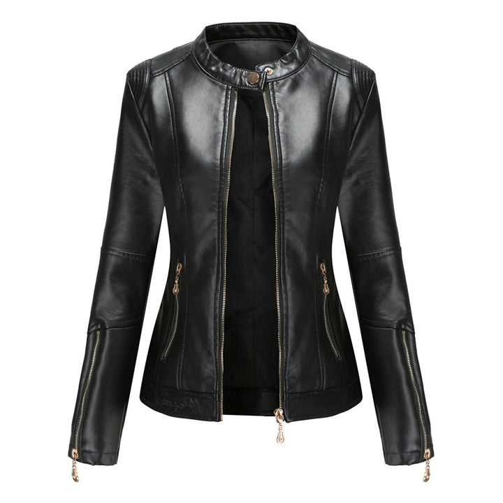 Chaqueta chic de mujer, cuello redondo y botones, imprescindible en moda femenina elegante y casual.