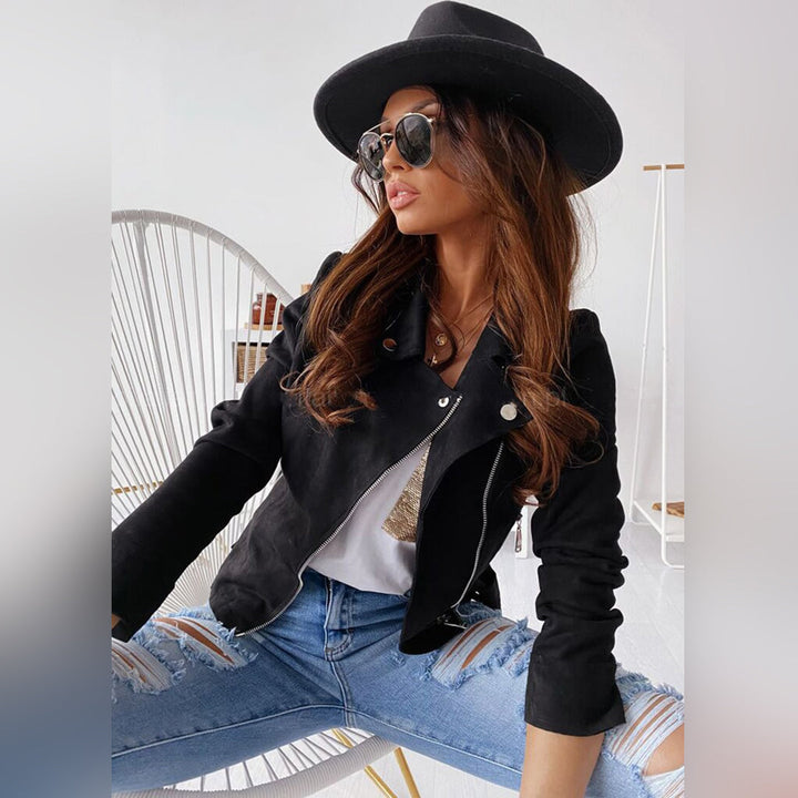 Chaqueta de mujer elegante estilo ISLA, con botones decorativos y cortes sofisticados.