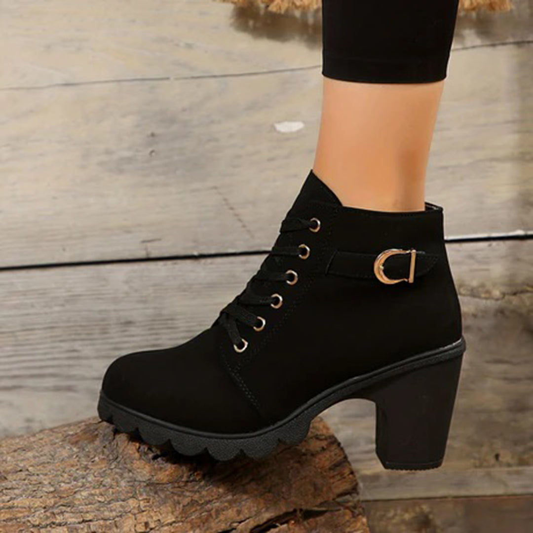 Botines de mujer en cuero sintético, elegantes y cómodos, con tacón versátil.