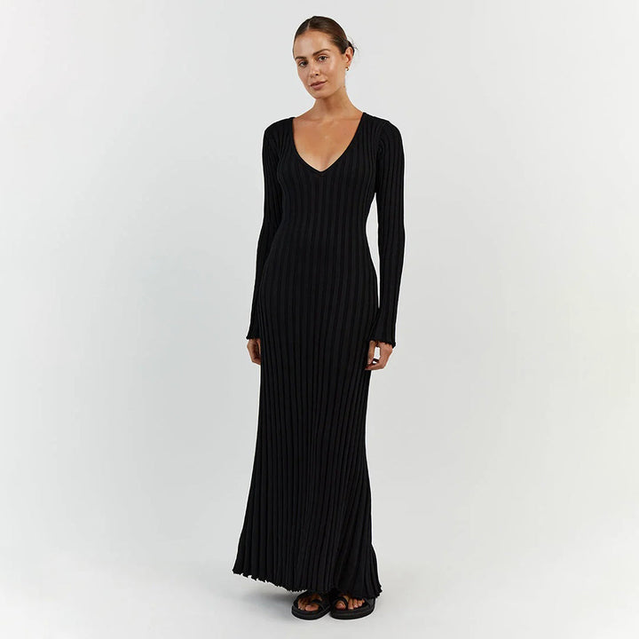 Textura de punto visible en vestido maxi, creando un look cálido y chic para la mujer moderna.