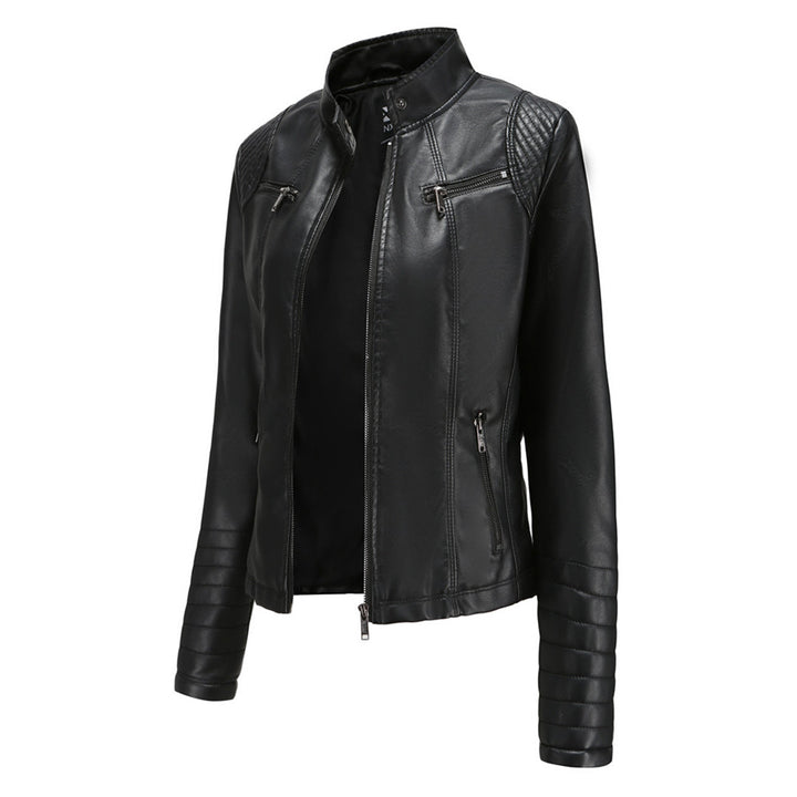 Chaqueta sofisticada para mujer, negra. Mangas acanaladas, prenda exterior chic. Moda femenina.