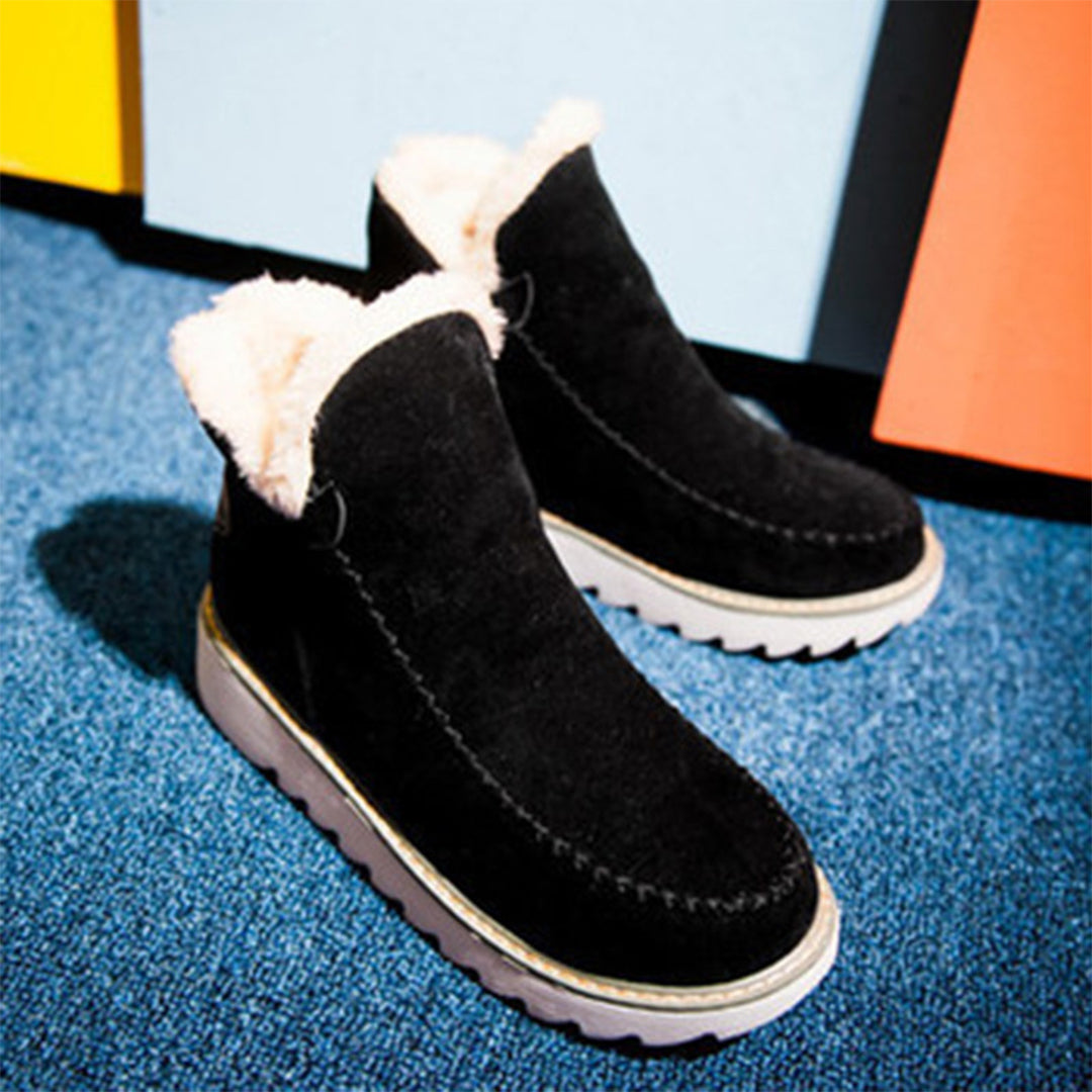 Perfil elegante de botas de invierno cálidas para mujer. Calzado cómodo y resistente al agua, moda y protección.