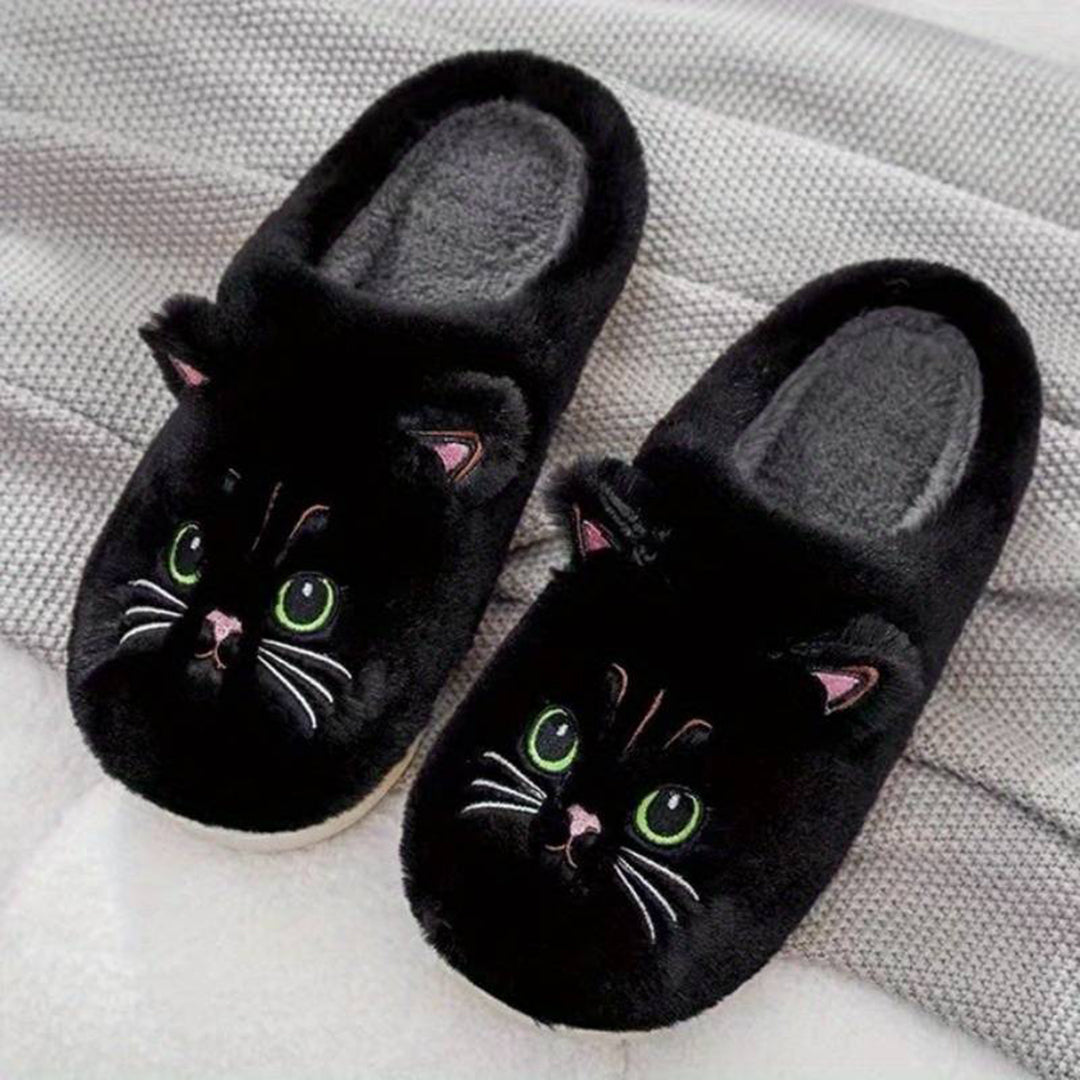 Vista frontal de zapatillas de casa de gato para mujer, cálidas, diseño divertido para el hogar.