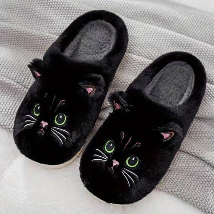 Vista frontal de zapatillas de casa de gato para mujer, cálidas, diseño divertido para el hogar.