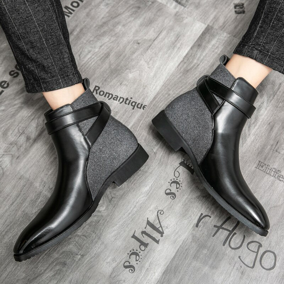 Detalle de botín elegante negro, cuero sintético y diseño moderno.