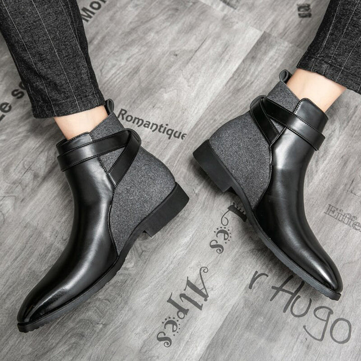 Detalle de botín elegante negro, cuero sintético y diseño moderno.