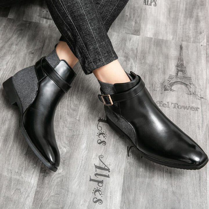 Botines negros elegantes para hombre, ideales para look formal o casual.