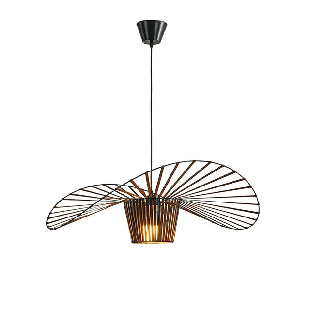 Primer plano lámpara de techo colgante negro mate. Estilo sombrero, iluminación decorativa con toque contemporáneo.