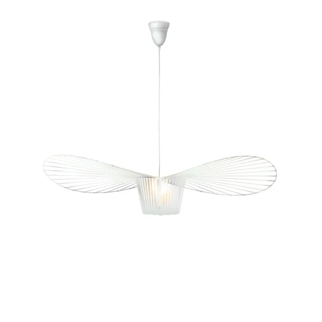 Lámpara de techo negra mate creando luz ambiental suave. Diseño colgante estilo sombrero, decoración moderna hogar.