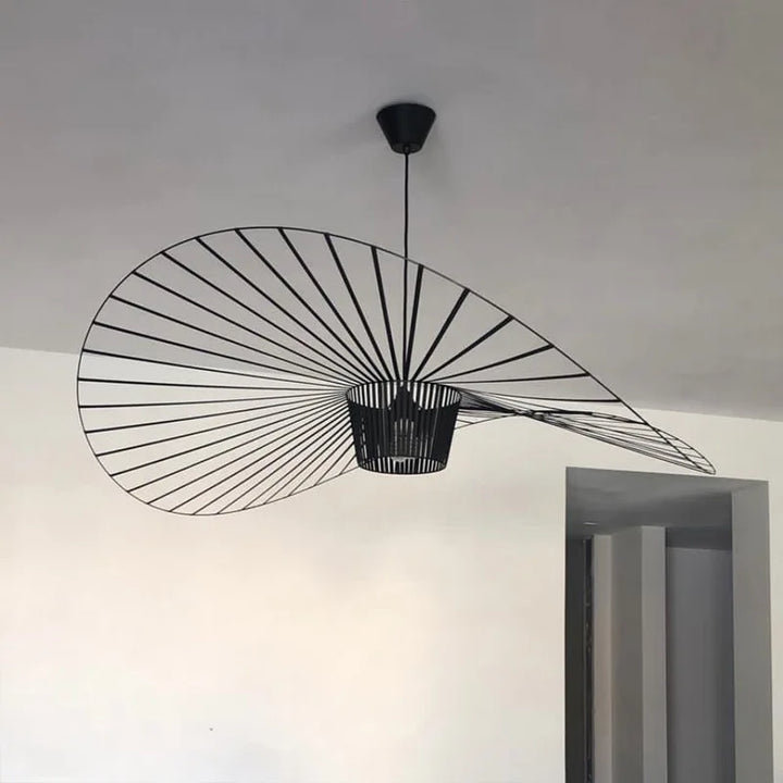 Lámpara colgante con forma de sombrero en negro mate. Iluminación de diseño moderno para cocinas y salas.