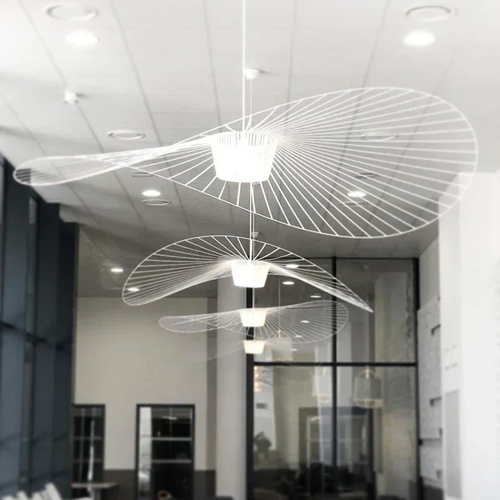 Lámpara de techo estilo sombrero negro mate. Ideal para comedor o sala, decoración moderna y funcional.