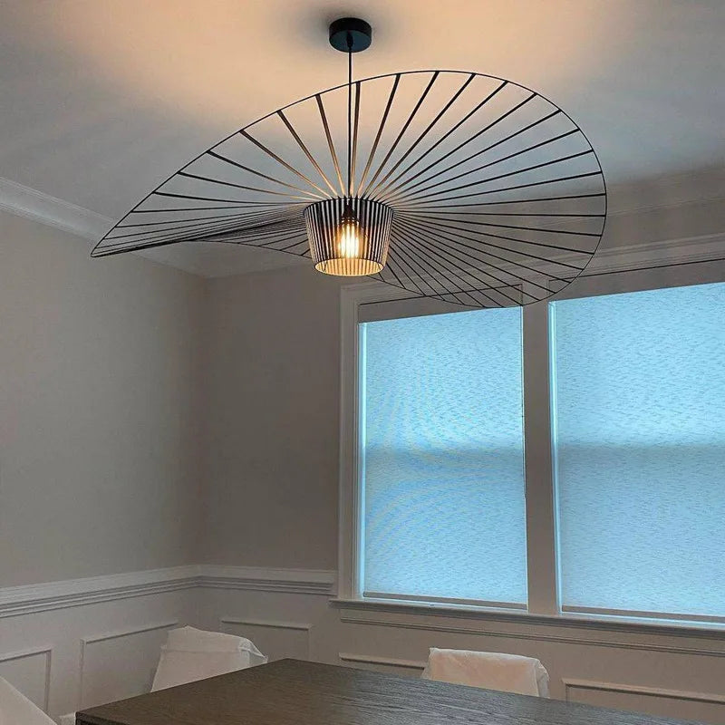 Lámpara colgante fibra de vidrio negro mate. Diseño sombrero moderno, luz ambiental decorativa para hogar.