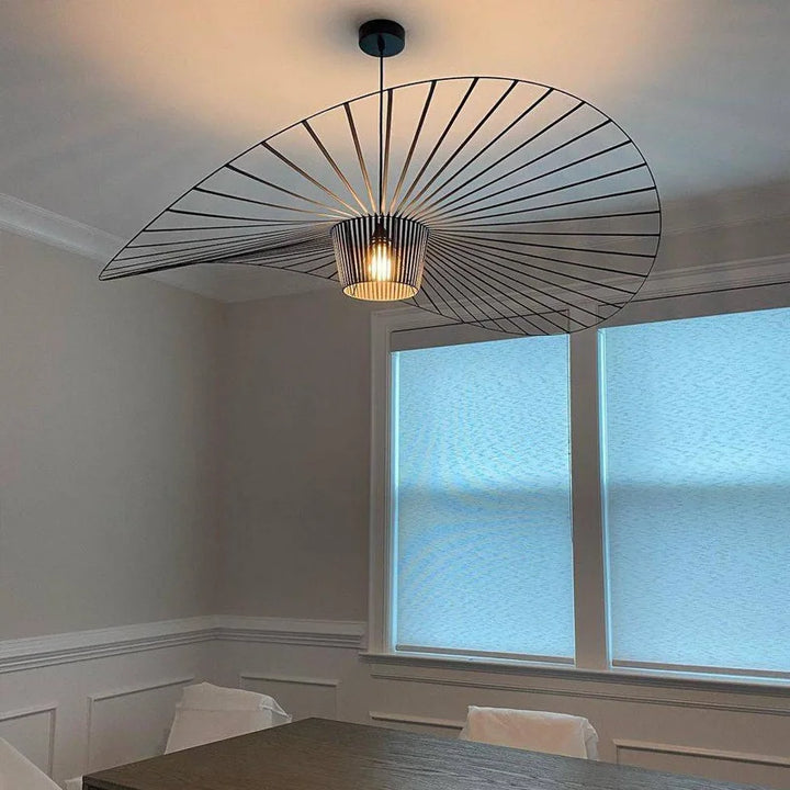 Lámpara colgante fibra de vidrio negro mate. Diseño sombrero moderno, luz ambiental decorativa para hogar.
