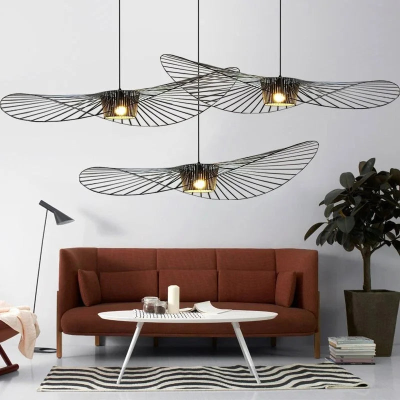 Lámpara de techo colgante negro mate estilo sombrero. Iluminación moderna para comedor, diseño minimalista.