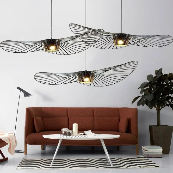 Lámpara de techo colgante negro mate estilo sombrero. Iluminación moderna para comedor, diseño minimalista.