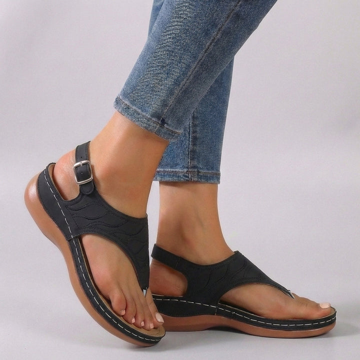 Sandalias de cuña para mujer. Calzado de verano con tira al tobillo, cómodas y estables. Estilo moderno y elegante.