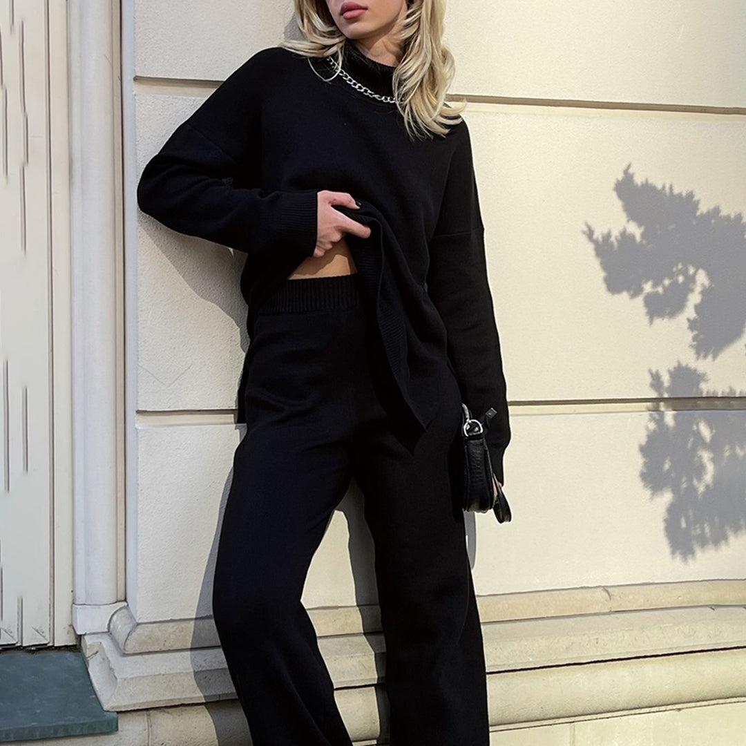 Suéter elegante de mujer, cuello alto con abertura sutil, perfecto para la moda femenina actual.