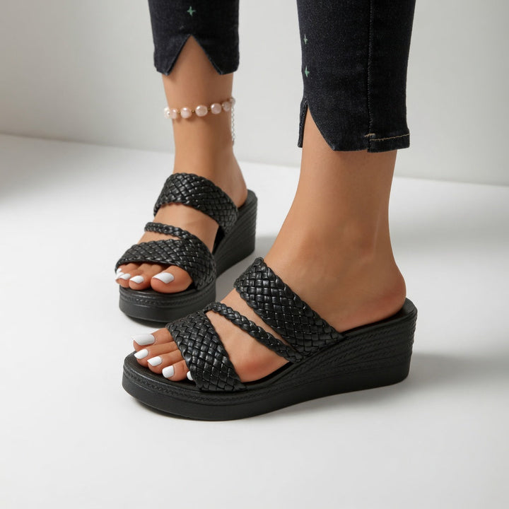 Elegantes sandalias de mujer con plataforma y tiras trenzadas. Calzado cómodo para el estilo de verano.