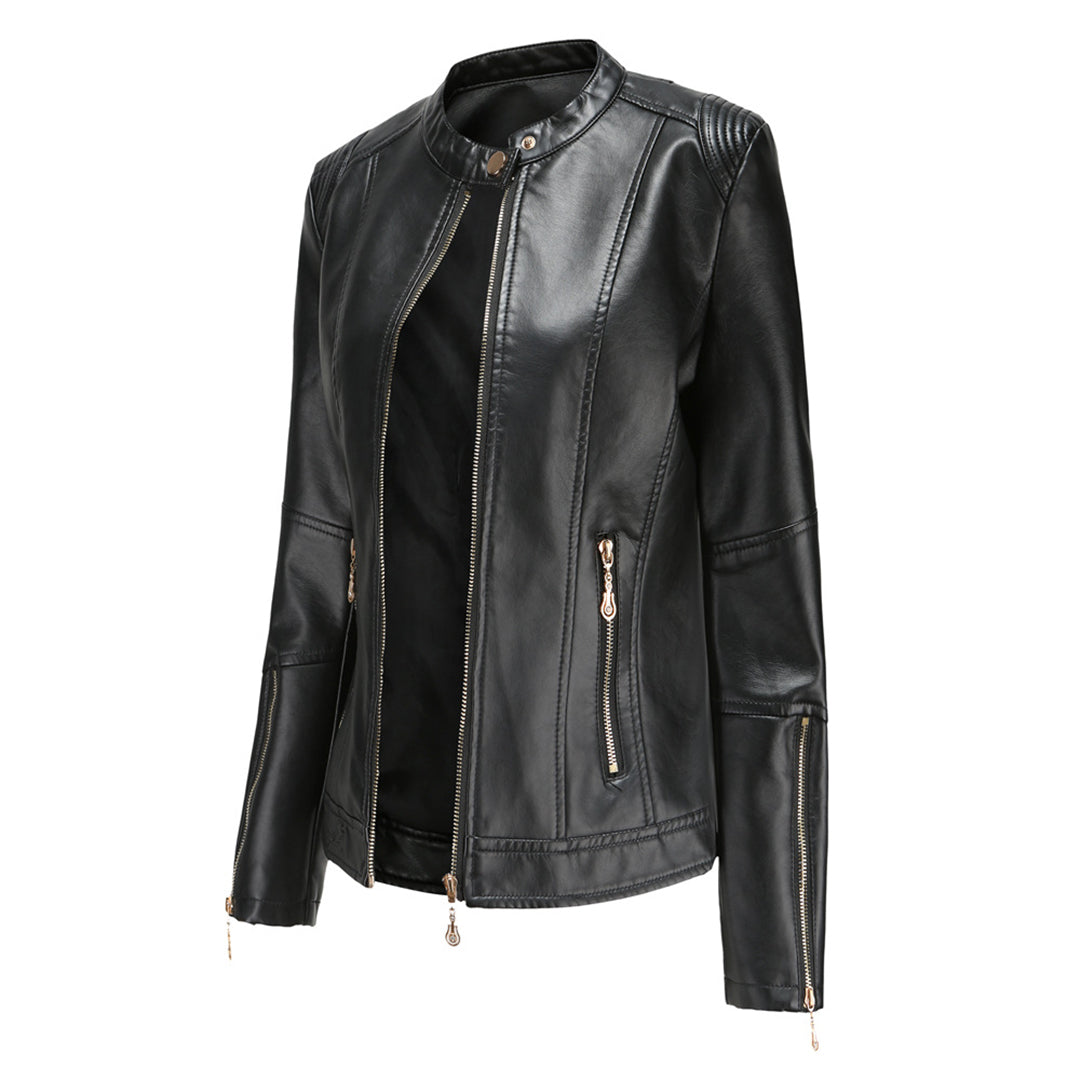 Chaqueta elegante de mujer con cuello redondo y cierre de botones, ideal para moda femenina sofisticada.