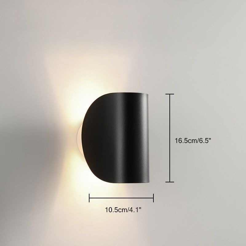 Aplique de pared de metal ajustable, ideal para iluminación de pasillo.