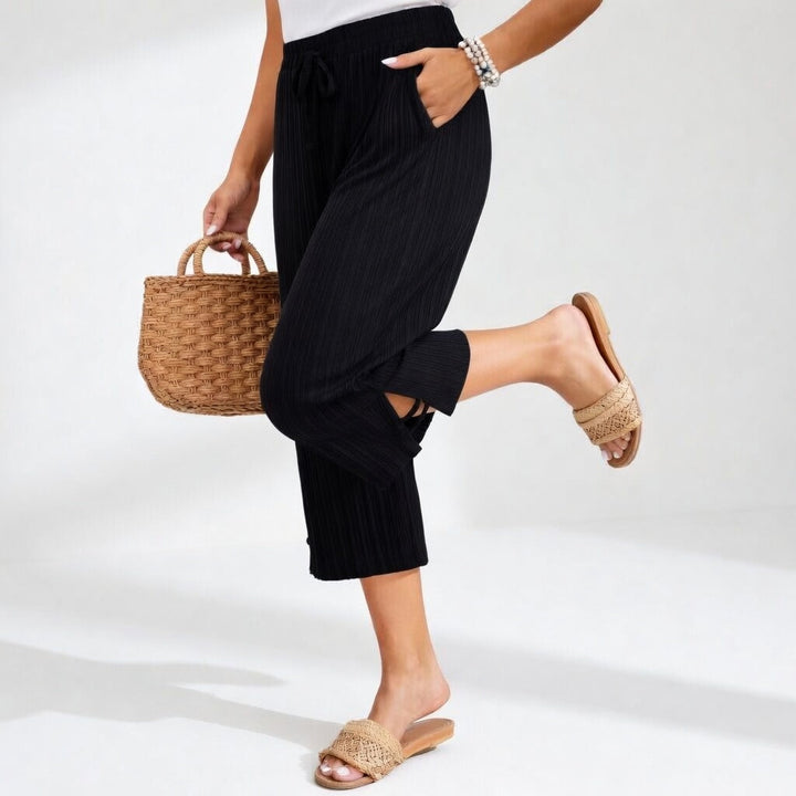 Pantalón de mujer fluido y elegante para verano. Aporta comodidad casual, es transpirable y de estilo femenino moderno.
