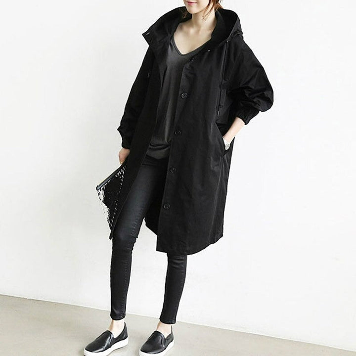 Mujer caminando con gabardina impermeable casual, abrigo de moda perfecto para días de otoño o primavera.