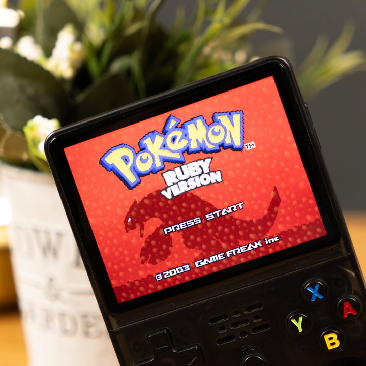 Gamer jugando en consola retro portátil. Entretenimiento clásico en la palma de tu mano.