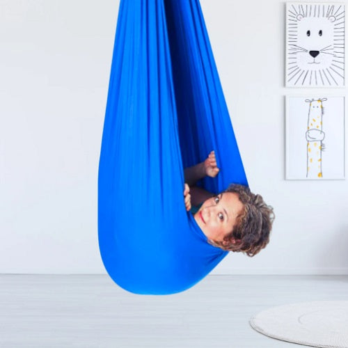 Hamaca infantil de tela, recurso sensorial para relajar a niños con autismo y mejorar su concentración.