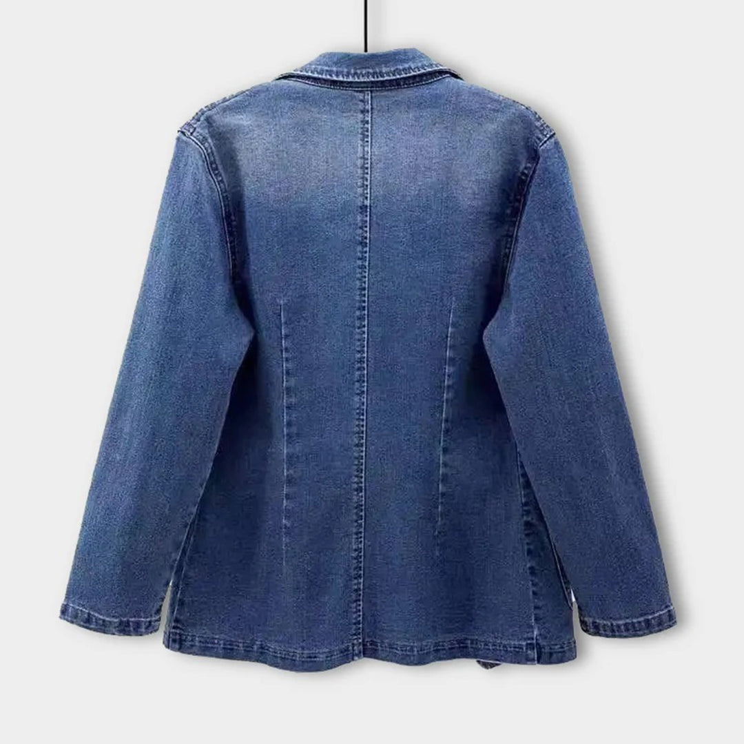 Chaqueta blazer azul versátil para mujer, estilo moderno, perfecta para atuendos casuales o formales de primavera.