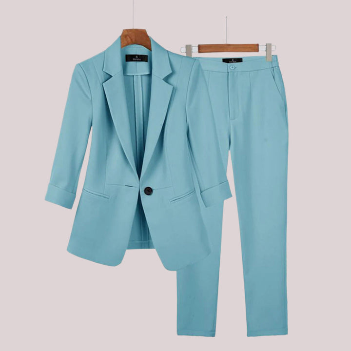 Conjunto completo de moda para oficina de mujer. Estilo formal y elegante, perfecto para un look sofisticado.