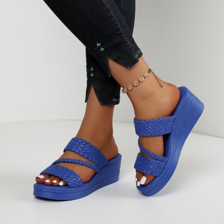 Sandalias de plataforma para mujer, con tiras trenzadas. Un diseño elegante para el verano.