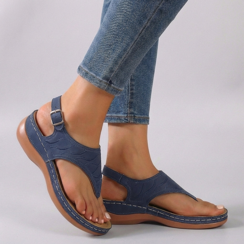 Moda femenina: sandalias de cuña con tira al tobillo. Diseño actual para mujer, cómodas y versátiles para verano.
