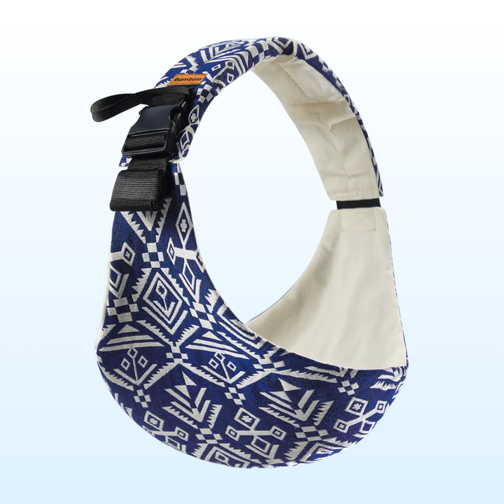 Bebé dormido en portabebés de cadera, soporte ergonómico para su desarrollo.