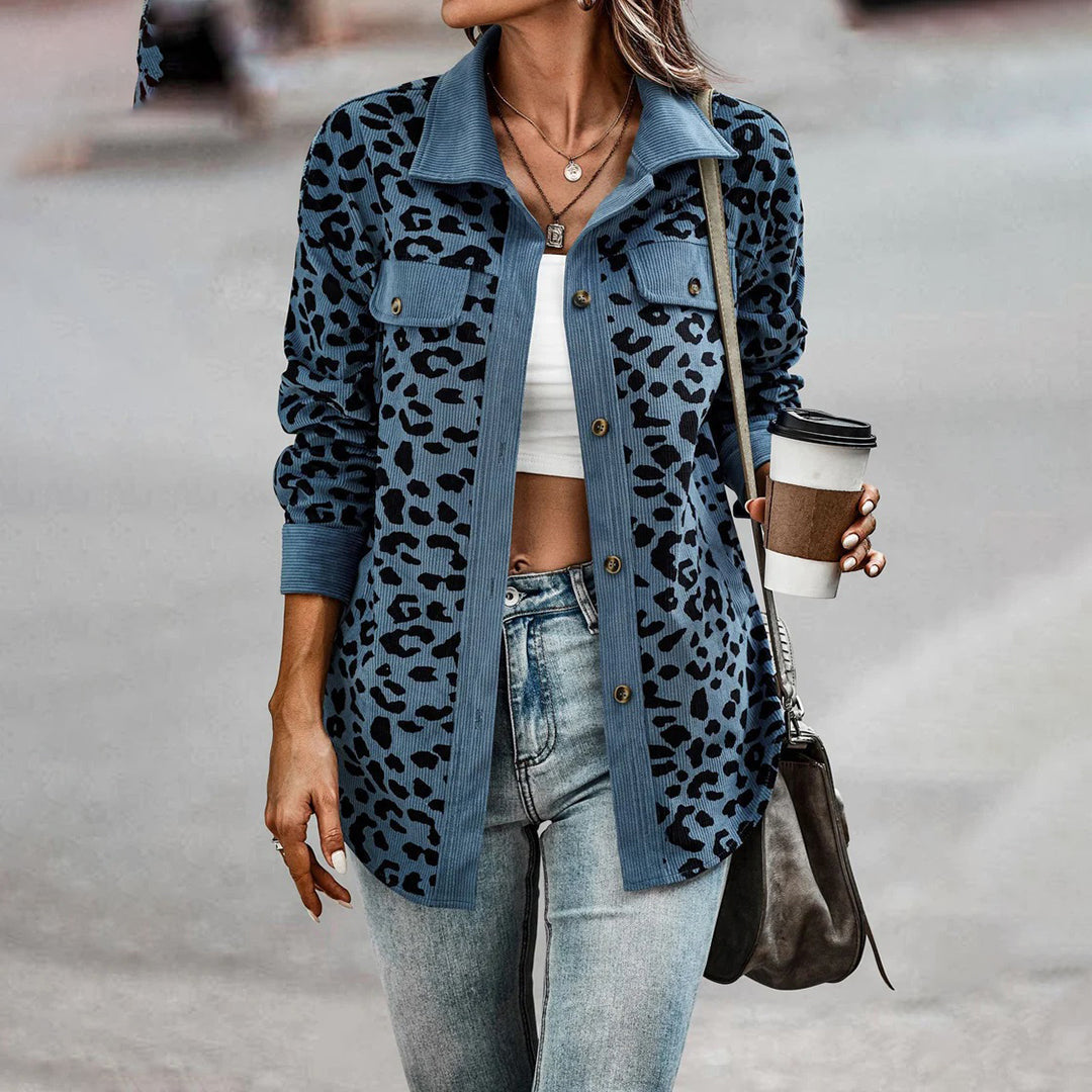Blazer de mujer con estampado de leopardo y corte entallado. Moda audaz y sofisticada para cualquier ocasión.