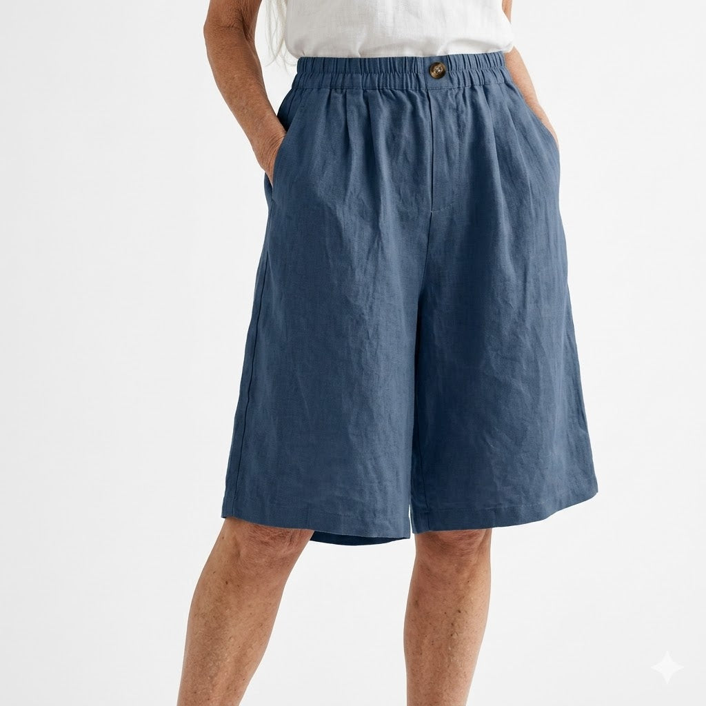 Detalle de la cintura elástica de los pantalones cortos de mujer, cómodos, frescos y amplios para verano.