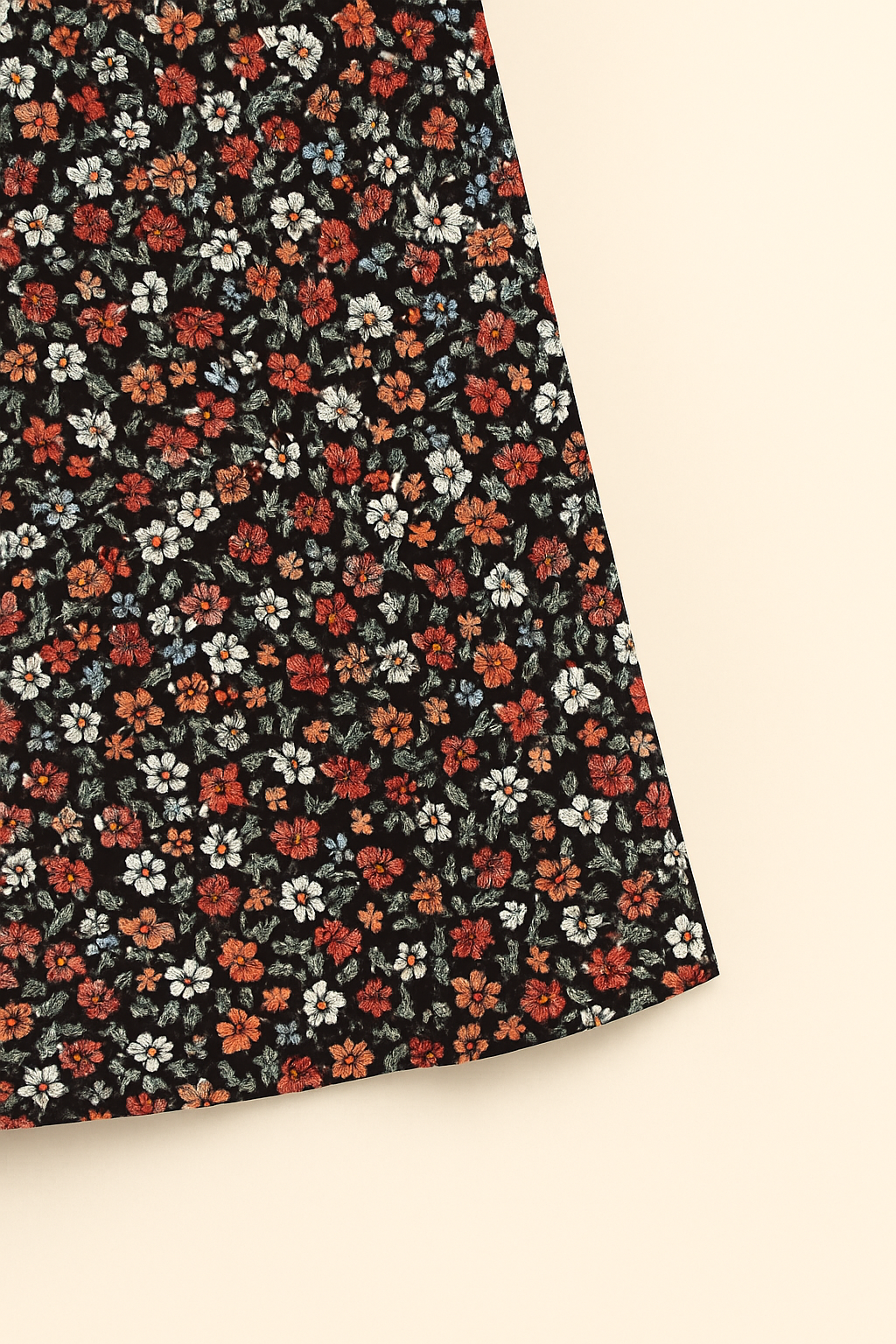 Mujer vistiendo vestido midi floral elegante. Estilo fluido y fresco, ideal para fiestas de verano o invitada.