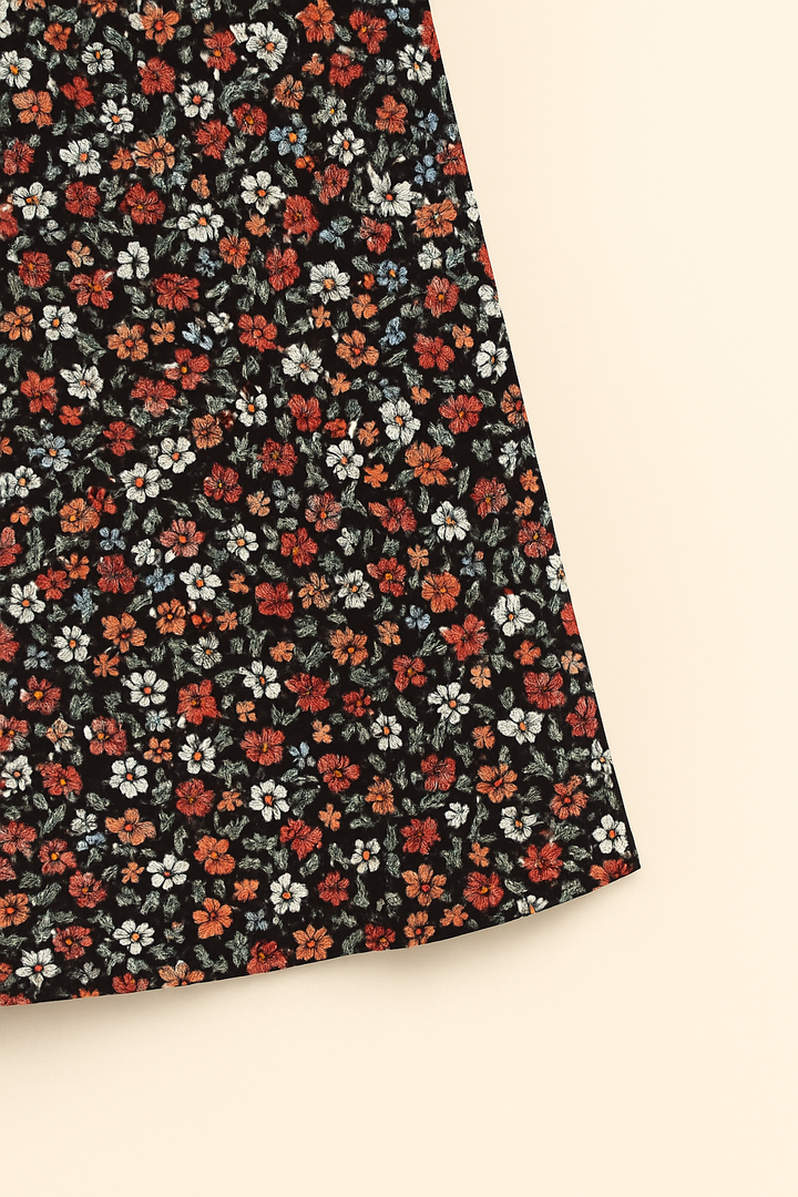 Mujer vistiendo vestido midi floral elegante. Estilo fluido y fresco, ideal para fiestas de verano o invitada.