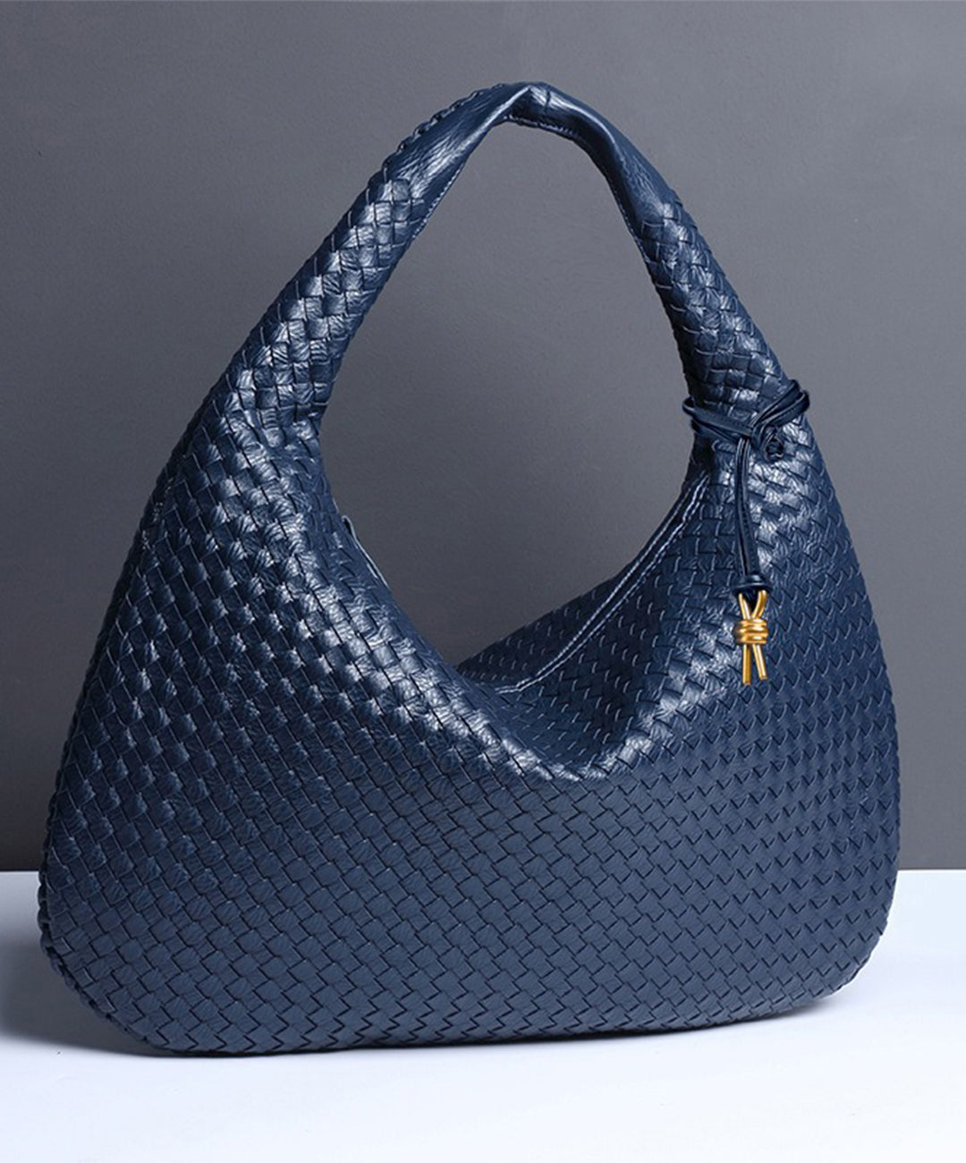 Bolso Hobo para mujer en color rojo carmesí, cuero vegano texturizado, con estilo y practicidad.