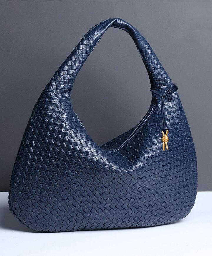 Bolso Hobo para mujer en color rojo carmesí, cuero vegano texturizado, con estilo y practicidad.