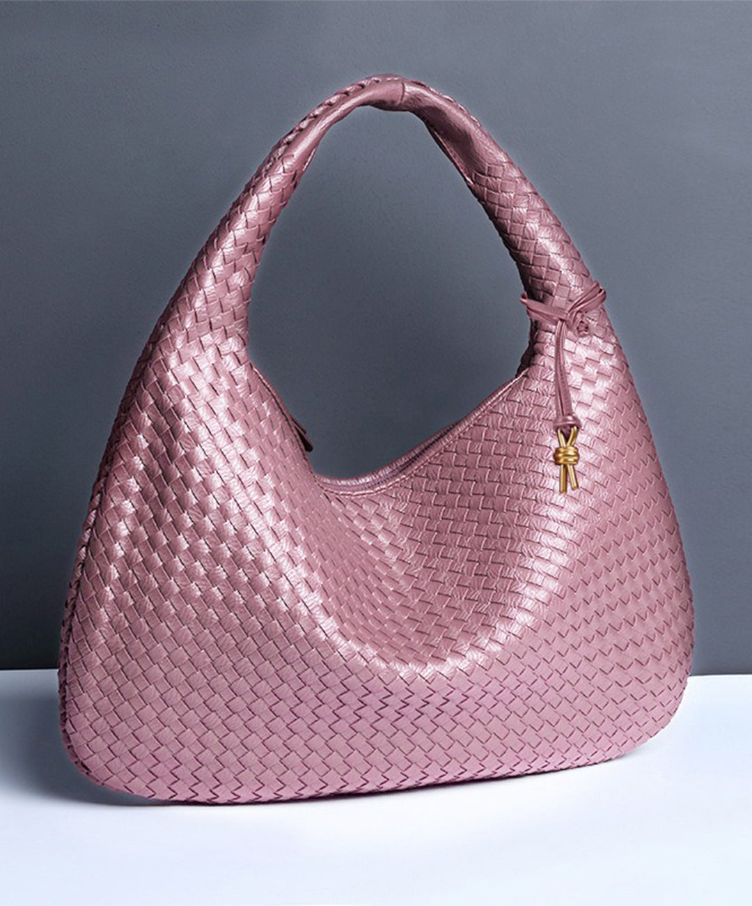 Atractivo bolso Hobo carmesí de cuero vegano texturizado para mujer, diseño contemporáneo.