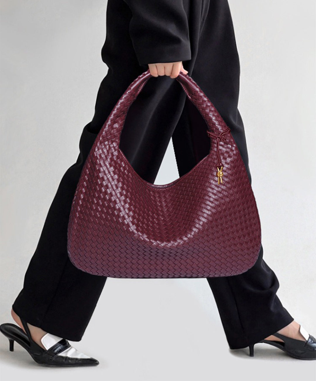 Bolso de hombro Hobo para mujer, color rojo carmesí, elaborado en cuero vegano texturizado.