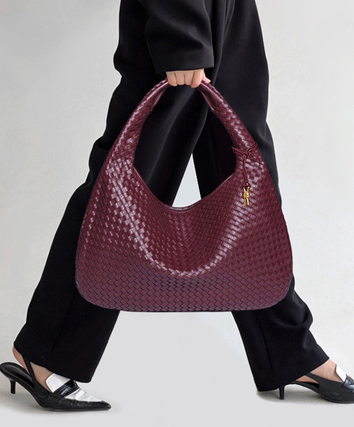 Bolso de hombro Hobo para mujer, color rojo carmesí, elaborado en cuero vegano texturizado.