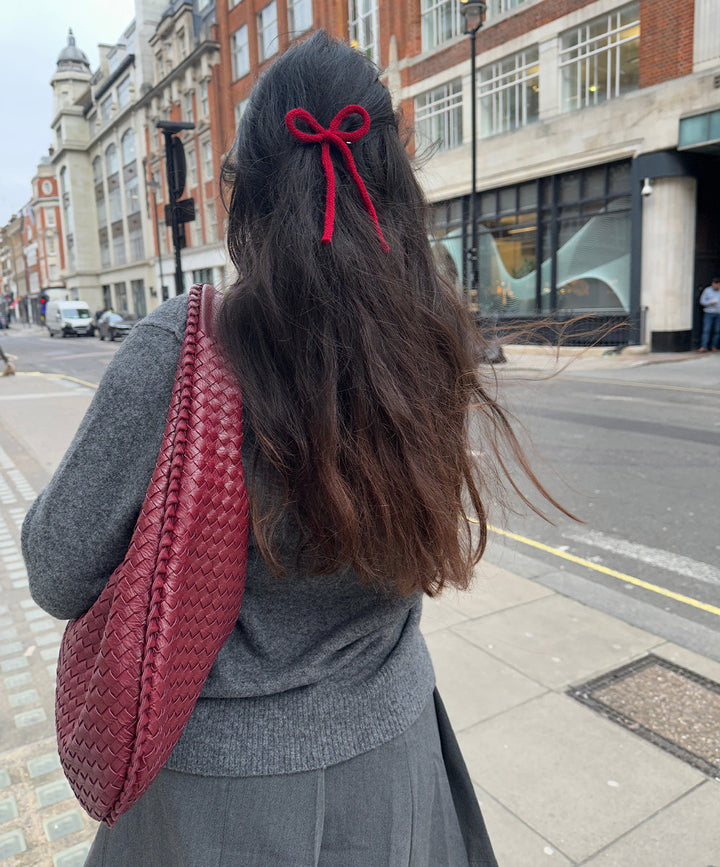 Descubre este bolso Hobo rojo carmesí de mujer, en cuero vegano texturizado, chic y funcional.