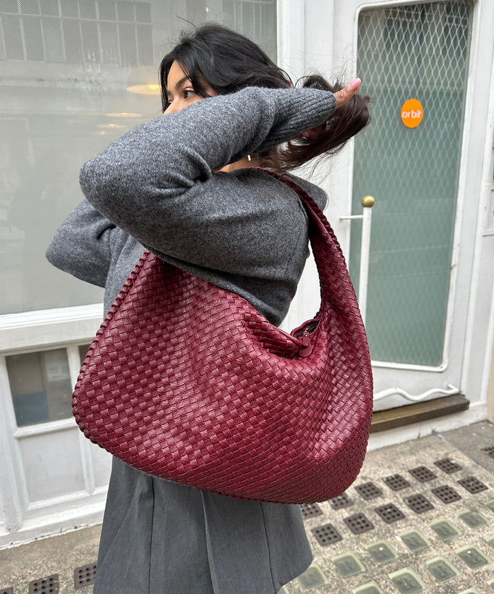 Bolso para mujer, modelo Hobo carmesí, con diseño texturizado en cuero vegano, versátil.