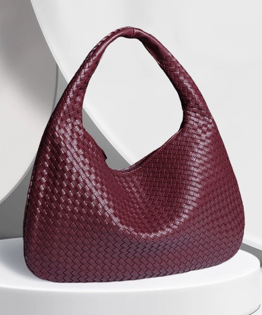 Bolso Hobo carmesí de cuero vegano texturizado para mujer, estilo elegante y moderno.