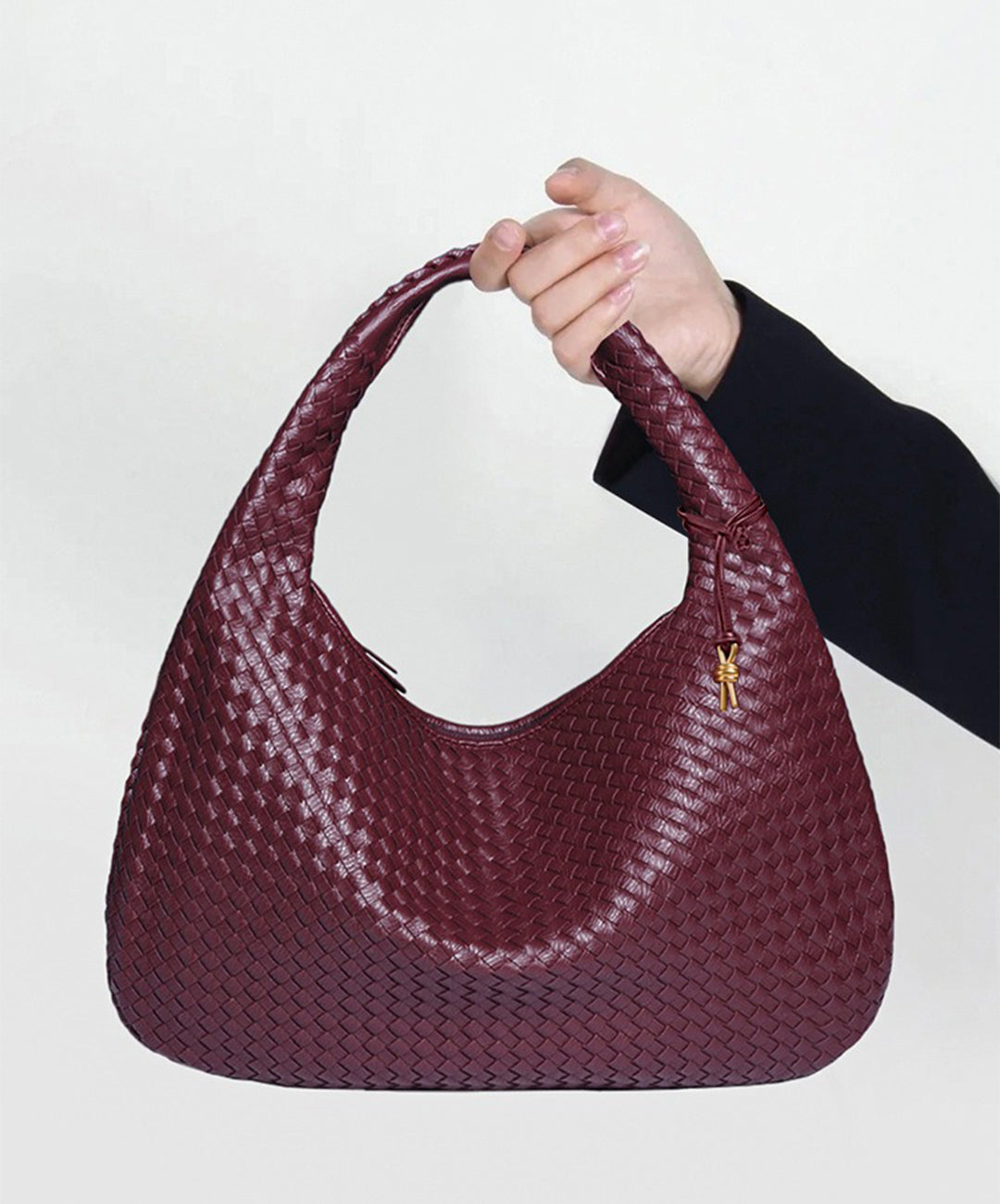 Bolso Hobo rojo vibrante de cuero vegano texturizado, accesorio de moda para mujeres.