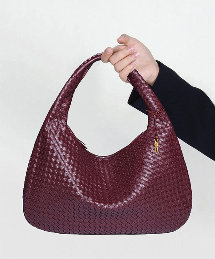 Bolso Hobo rojo vibrante de cuero vegano texturizado, accesorio de moda para mujeres.